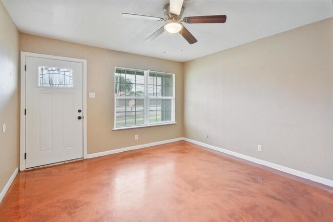Building Photo - 1104 N Bedell Ave