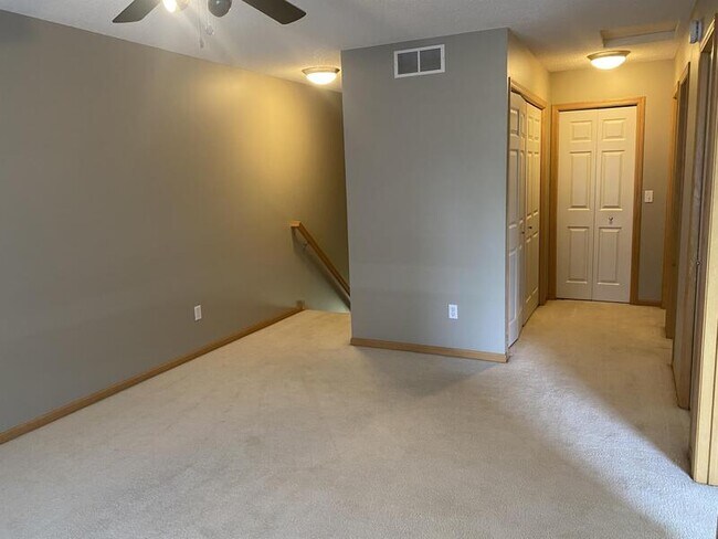 Building Photo - 6637 Lamplight Dr