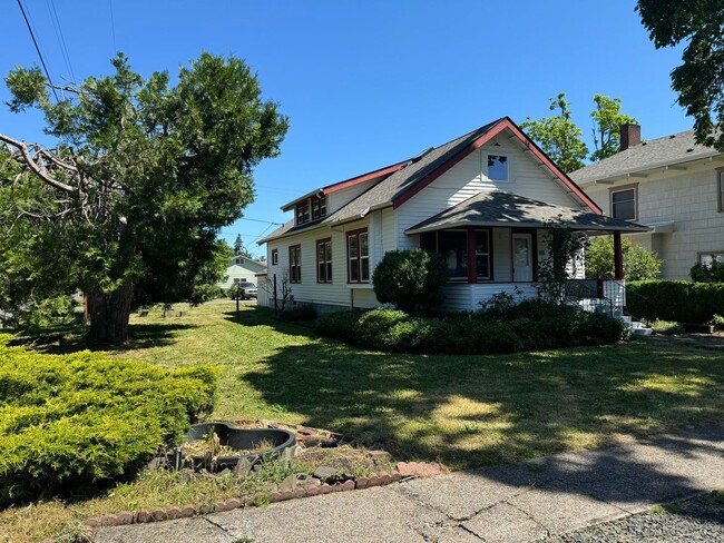 Primary Photo - Great 3 bed/2 bath with tons of character!