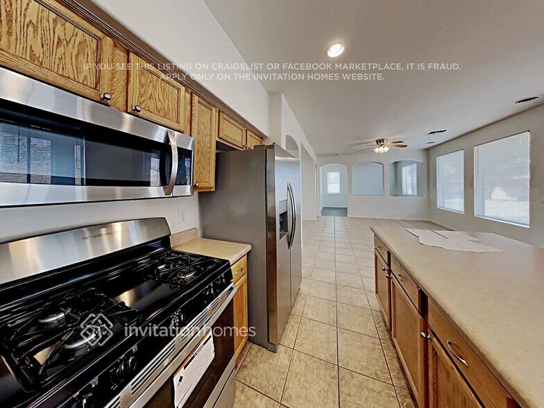 Building Photo - 3722 E Meadowview Dr