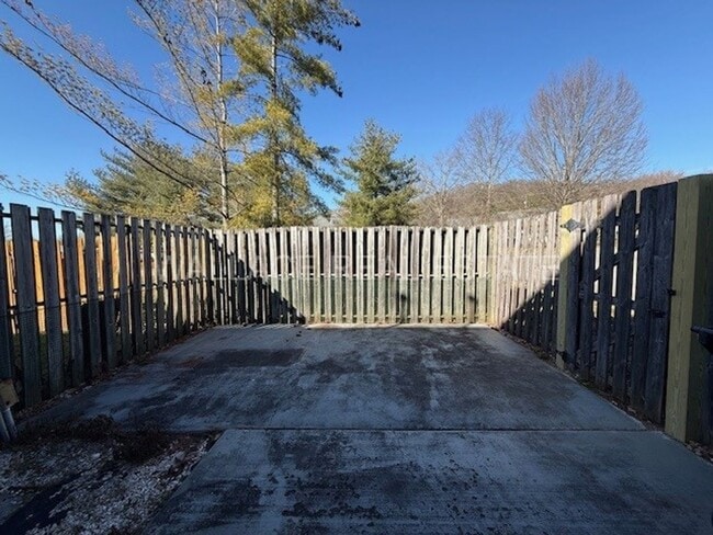 Building Photo - BEAUTIFUL, UPDATED 2 BEDROOM TOWNHOUSE IN PLEASANT TRACE!!