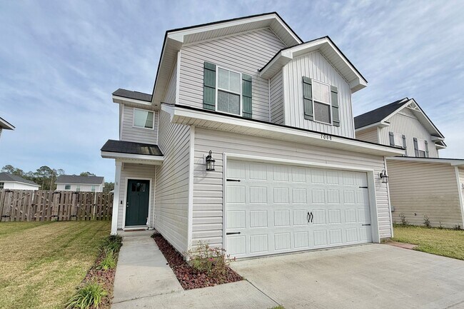 Building Photo - AVAILABLE EARLY MAY 2026! (Pet Friendly)