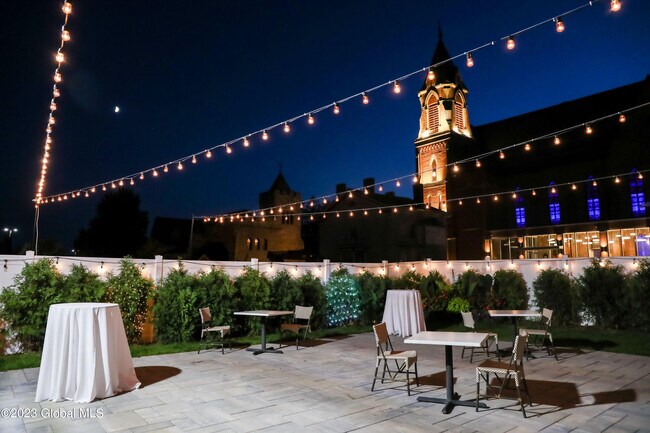 Building Photo - 365 Broadway