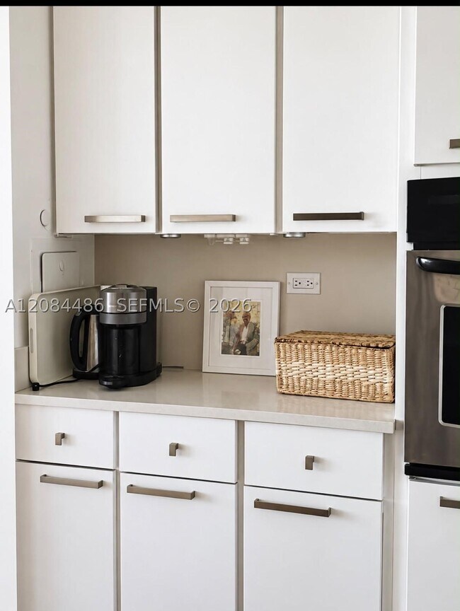 Building Photo - 1408 Brickell Bay Dr