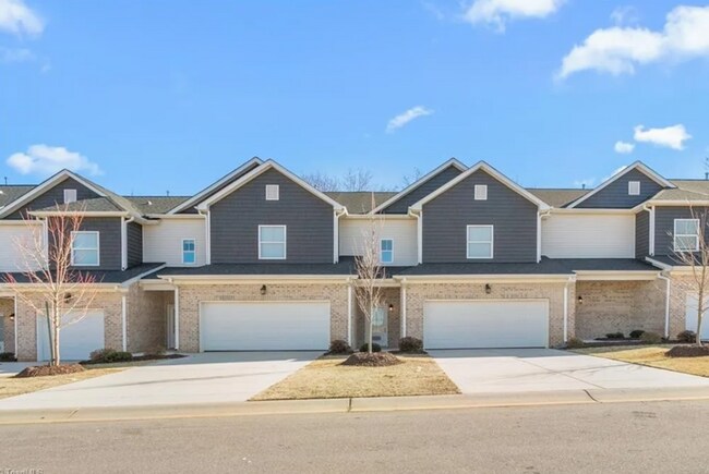 Building Photo - Four bedroom, 2.5 bath townhome in Burlington