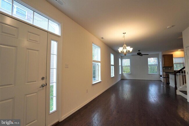 Building Photo - 1013 Chapman Cir