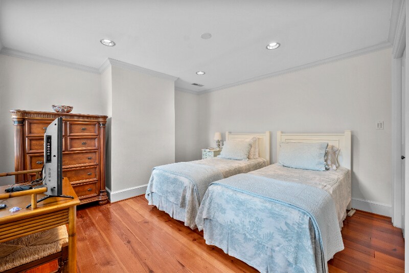 Building Photo - 69 Anson St