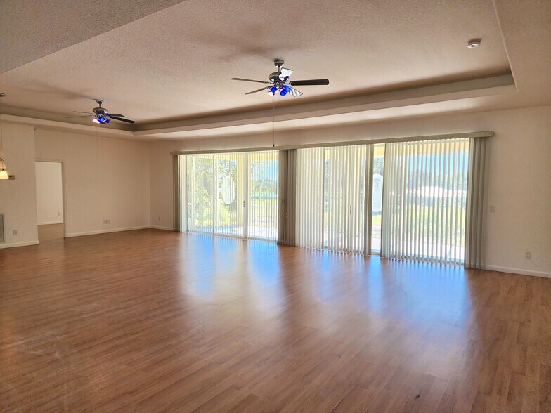 Building Photo - 223 Golf Aire Blvd