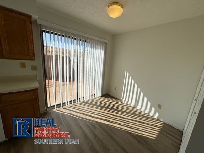 Building Photo - Townhome Near College