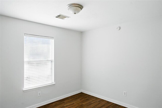 Building Photo - 706 Silver Cliff Ln