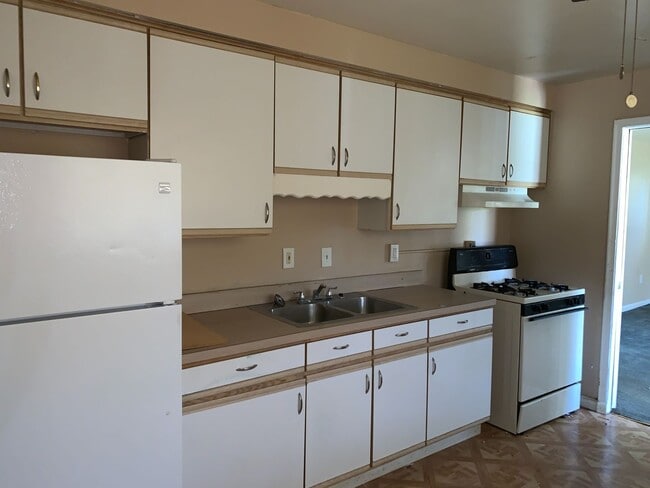 Building Photo - Huge ranch style home with Detached Sectio...