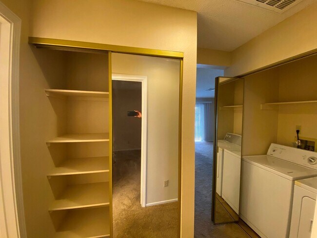 Building Photo - 101 Luna Way