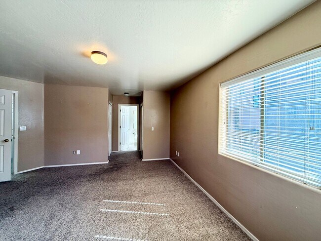 Building Photo - BEAUTIFUL 3 BEDROOM TOWNHOME!