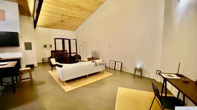 Building Photo - 747 1/2 Columbia St