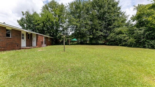 Building Photo - Centrally Located 2 bedroom 1 bathroom!!