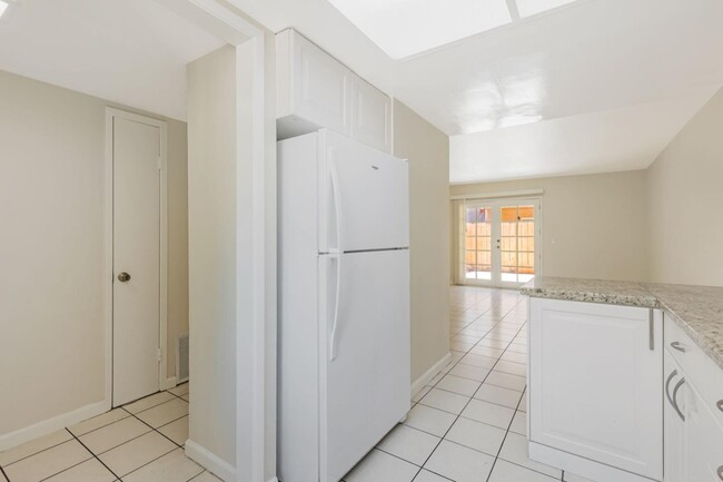 Building Photo - 985 Bellhurst Ave