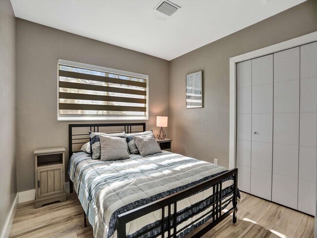 Building Photo - 491 SE 23rd Ave