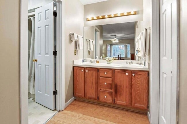Building Photo - 302 Summerset Ln
