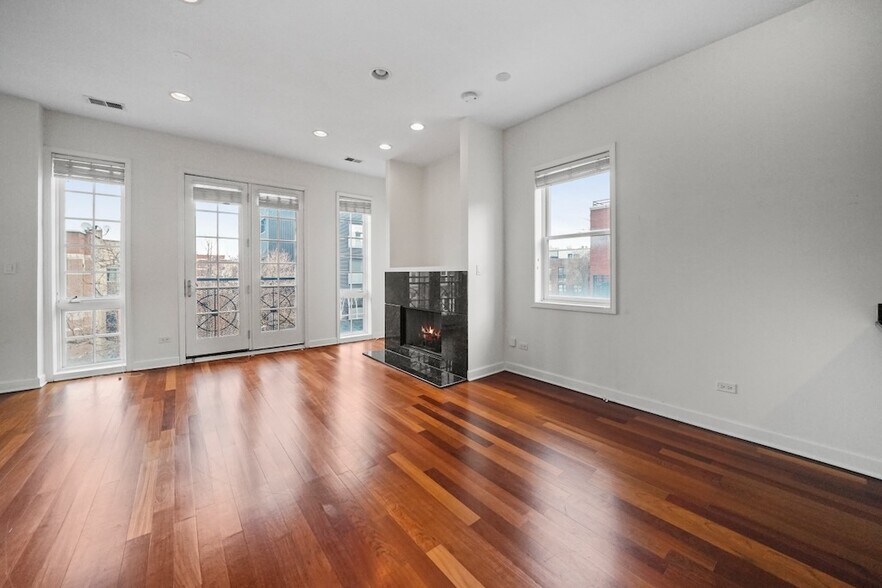 Building Photo - 1314 N Wicker Park Ave