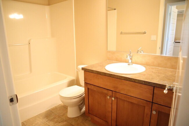 Building Photo - 902 NW 96th Cir