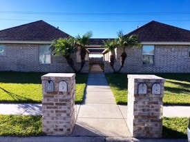 Building Photo - 1302 S Diplomat Dr