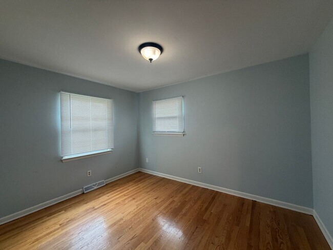 Building Photo - 2846 Envoy Dr