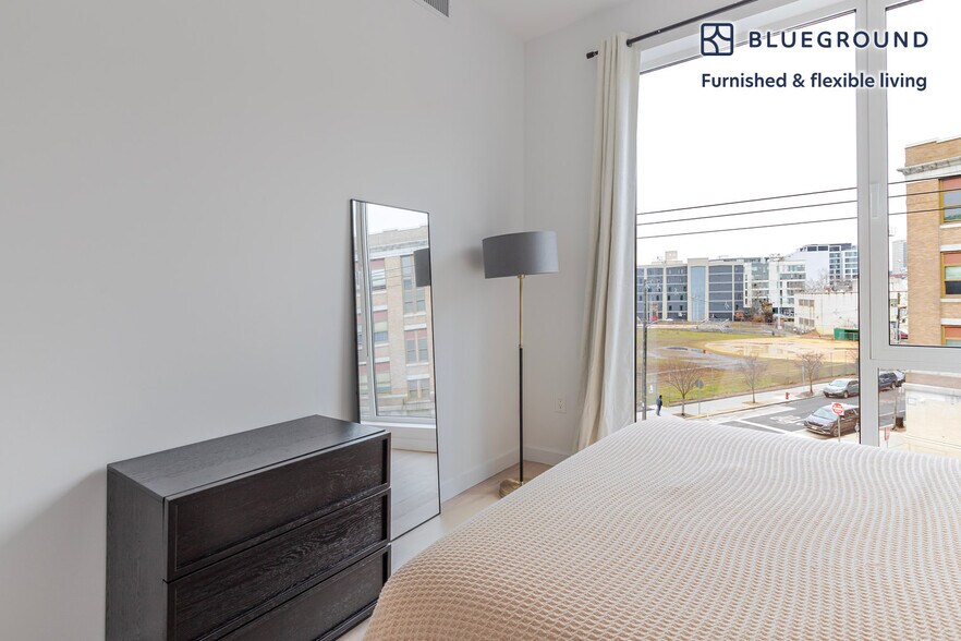 Building Photo - 425 3rd St