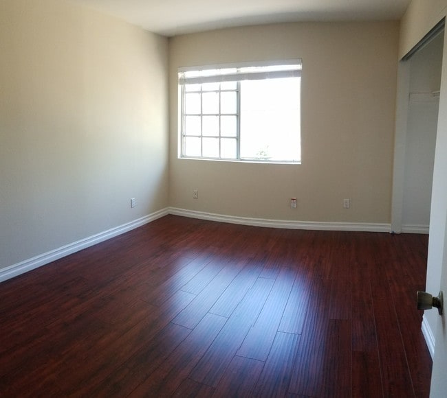 2nd floor - 2nd bedroom suite - 14727 Magnolia Blvd
