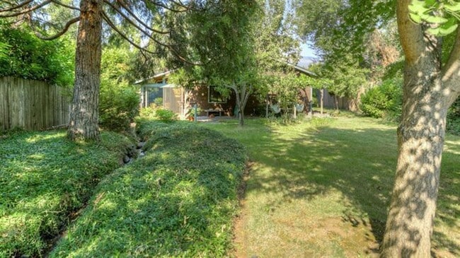 Building Photo - Serene 3 bed/2 bath home in beautiful garden setting | Available June