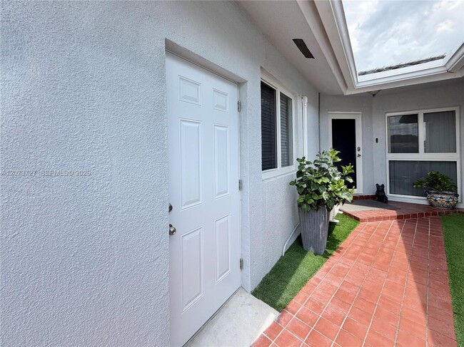 Building Photo - 10921 SW 144th Ave
