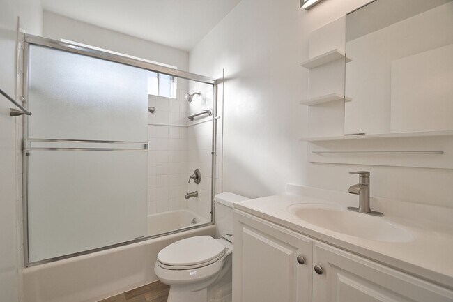 Building Photo - Remodeled 1 Bed/1 Bath in Manhattan Beach with City & Mountain Views — Garage + W/T Included