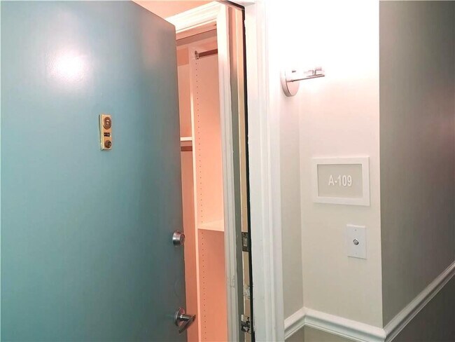 Building Photo - 12 NE 19th Ct