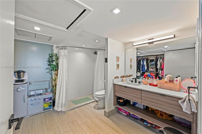 Building Photo - 11111 Biscayne Blvd