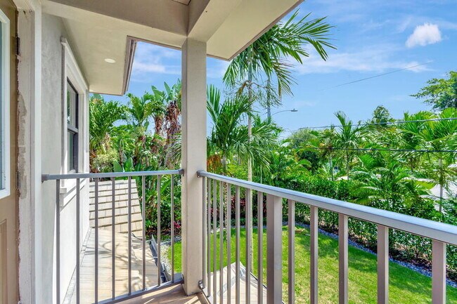 Building Photo - 400 Venice Dr