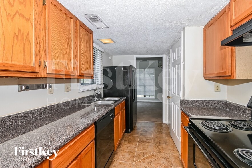 Building Photo - 2101 Hornsby Cove