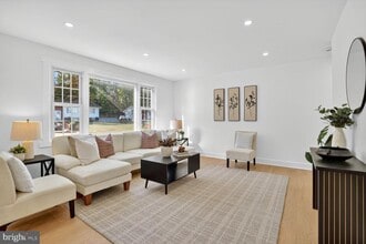 Building Photo - 8915 Sylvania St