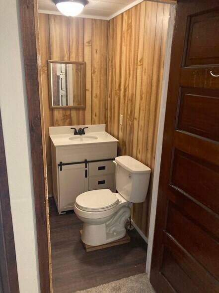 upstairs bathroom - 9816 Bateman Avenue