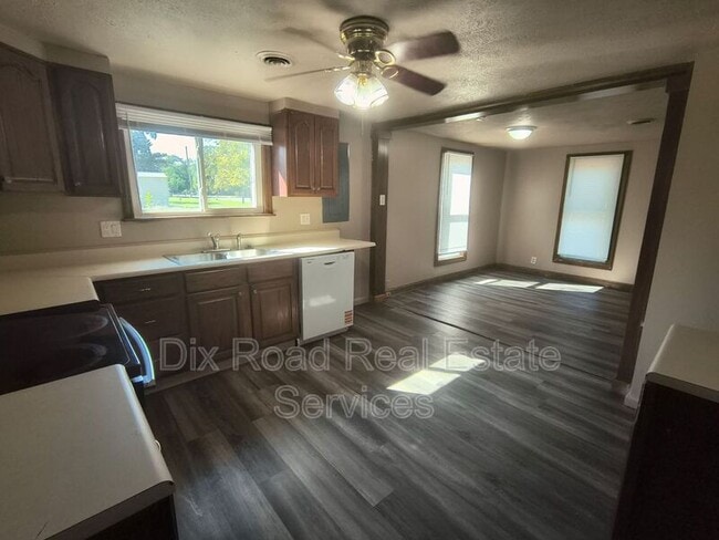 Building Photo - 2308 Waneta Ave