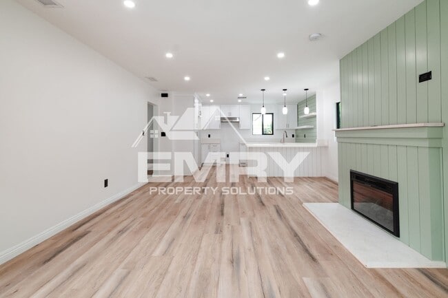 Building Photo - Amazing Deal 3 Bed 2 Bath House Arrington Ave Downey