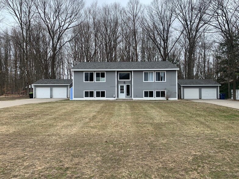 Front Of Building - 4469 Manhattan W