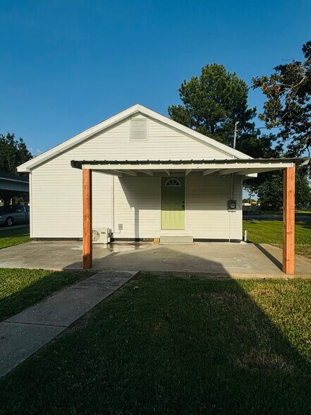 Covered Car Port - 718 S Pine St
