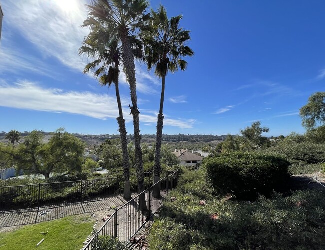 Building Photo - Updated Lower Level Condo in gated Vista W...