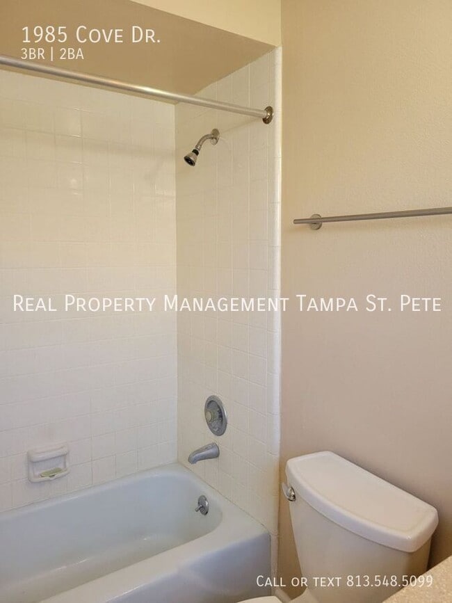 Building Photo - 1985 Cove Dr