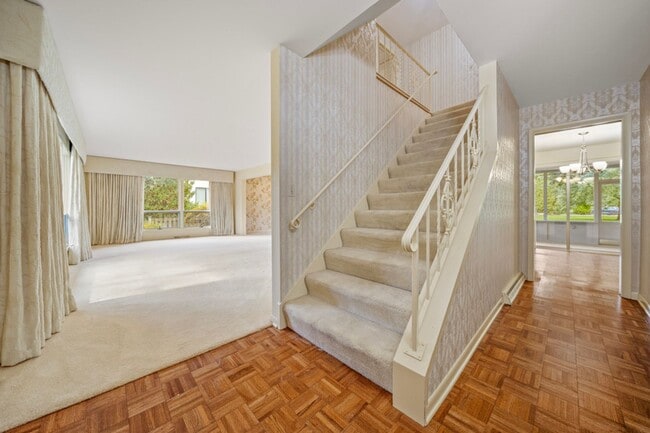 Building Photo - 4 bed 3.5 bath home in East Grand Rapids