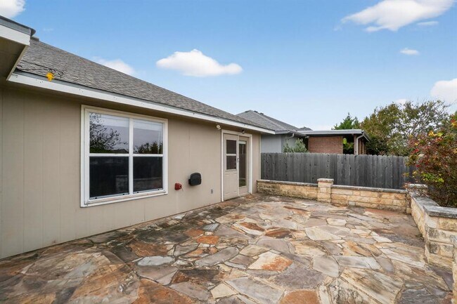 Building Photo - 113 Amber Ln