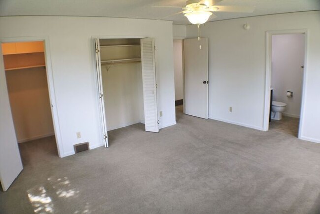 Building Photo - $2,450 | 3 Bedroom, 3 Bathroom House | No ...