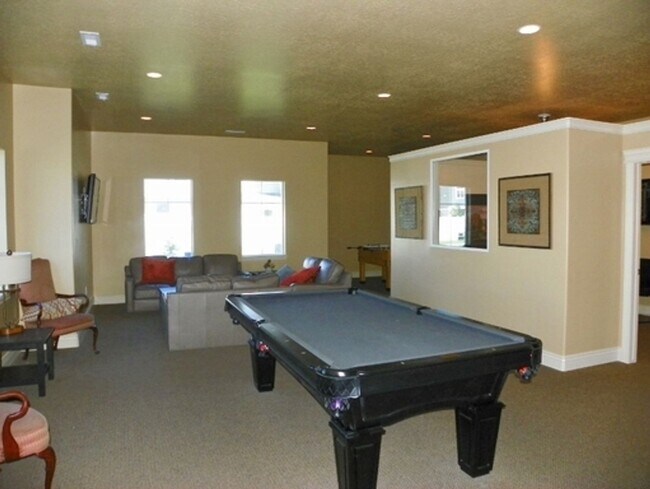 Building Photo - 3 Bd 3.5 Bath 2 Car Garage Townhome in Sandy