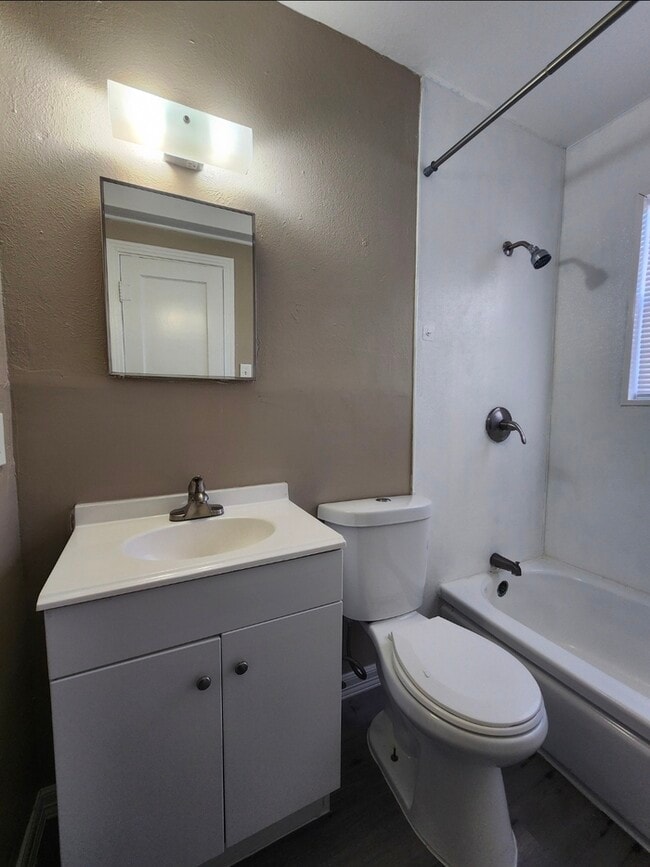 Building Photo - Move in ready!