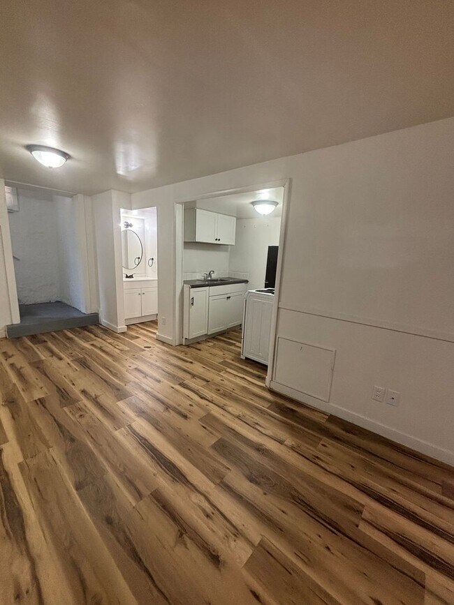 Building Photo - Beautifully Updated Studio Near WSU – All Utilities Included