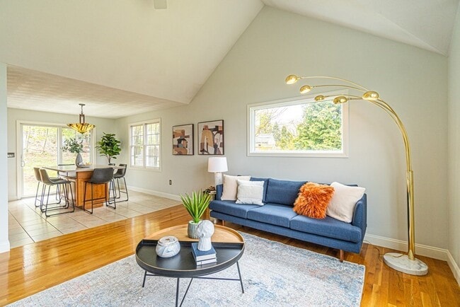 Building Photo - 32 Waltham St